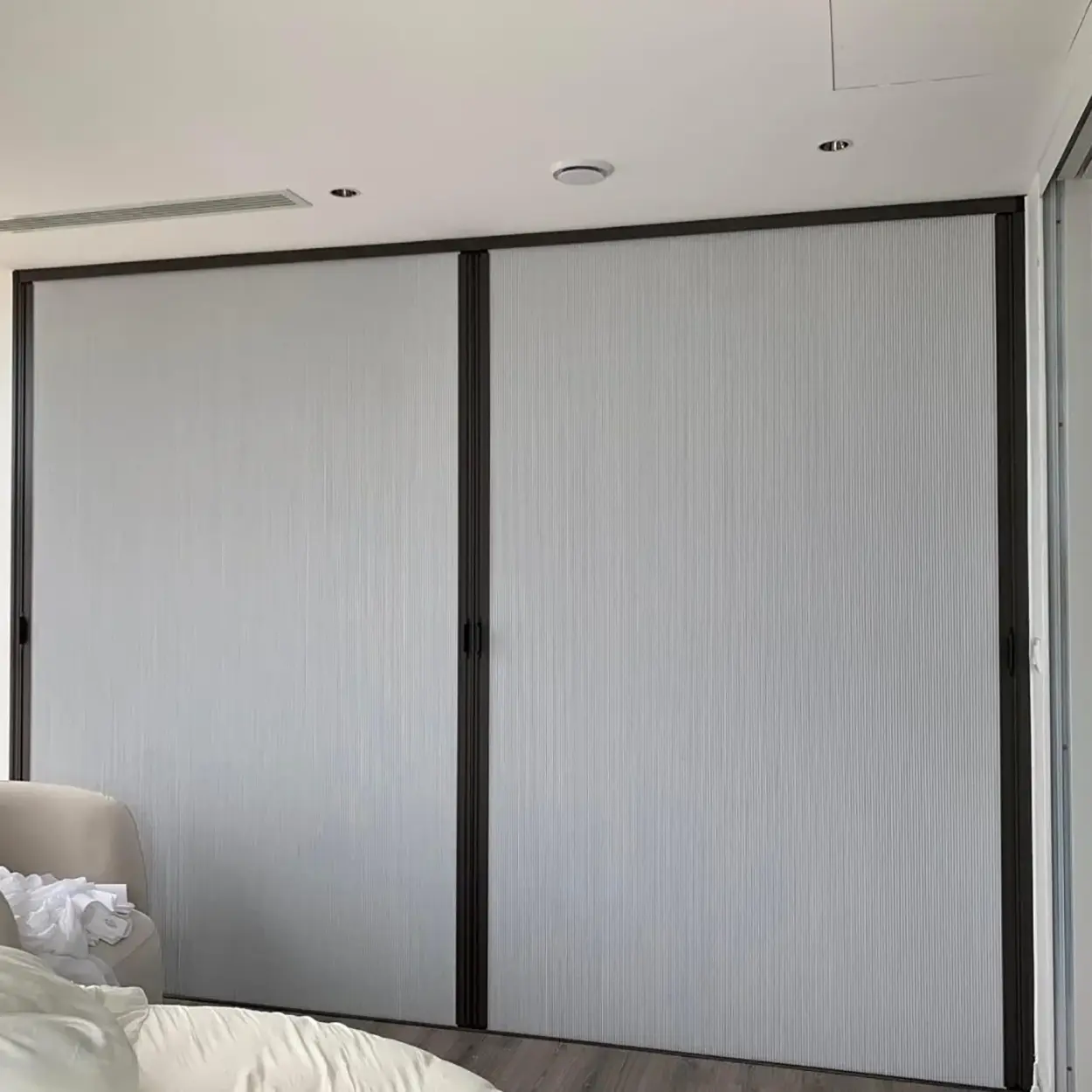 Balçık balkonunda sabit panel sineklik